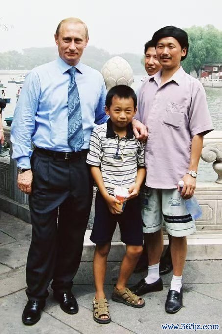 2000年7月，普京在北海公园与年幼的彭湃合影。